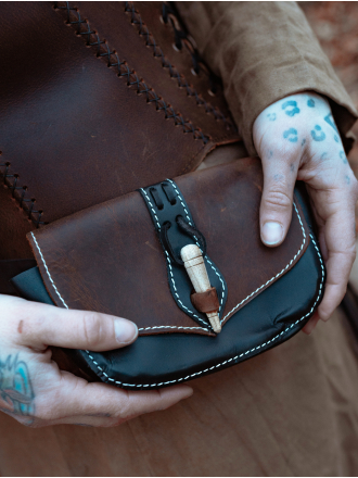 Gürteltasche "Asfrid" aus Leder mit Holzverschluss